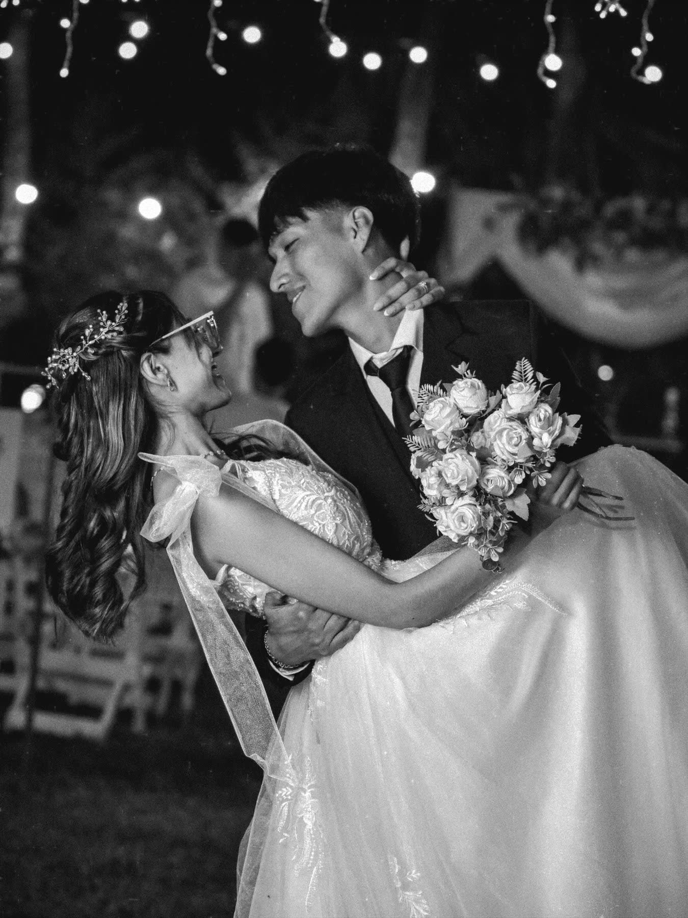 Abrazo de los novios en un casamiento fotografiado por FotoMagic